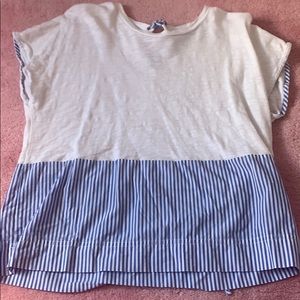 Vineyard vines blue and white striped tee.